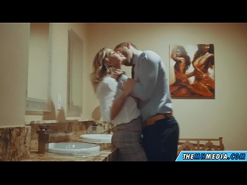 ❤️ Wakati blonde mwenye busty anakutongoza kwenye choo cha umma Ngono bora ❤